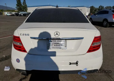 2013 Mercedes-Benz C 250 из США, поврежденный, VIN WDDGF4HB3DA844565